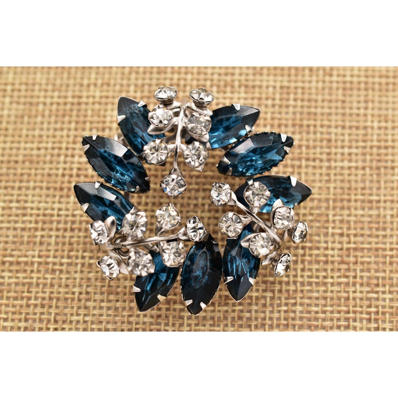 Vintage Blue Rhinestone Wreath Brooch Silver Tone Crystal Floral Pin 1960s Binbp 25$
